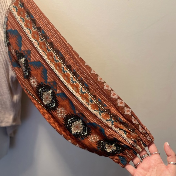 Altere'd state sweater with multicolor sleeve - Picture 2 of 2